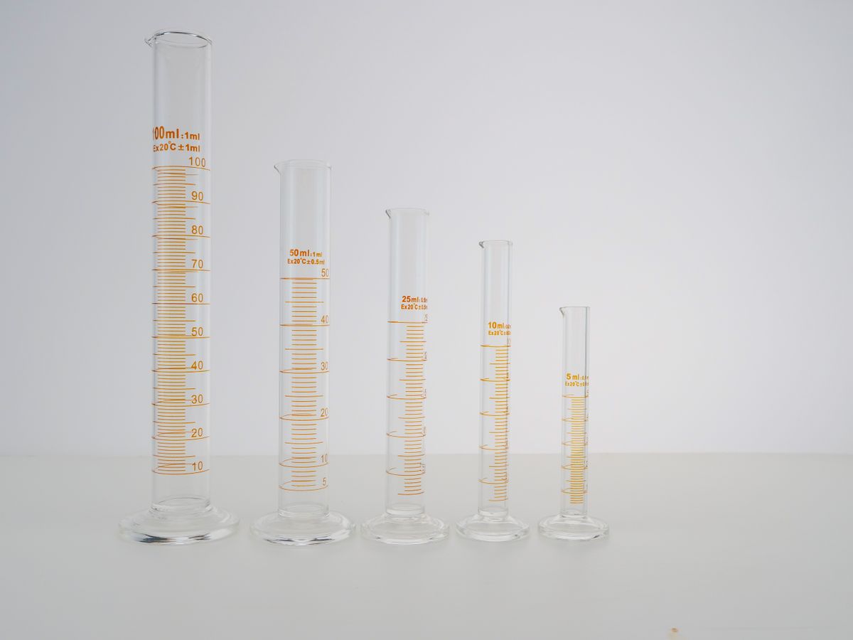 Laboratorijski menzuri poređani po veličini